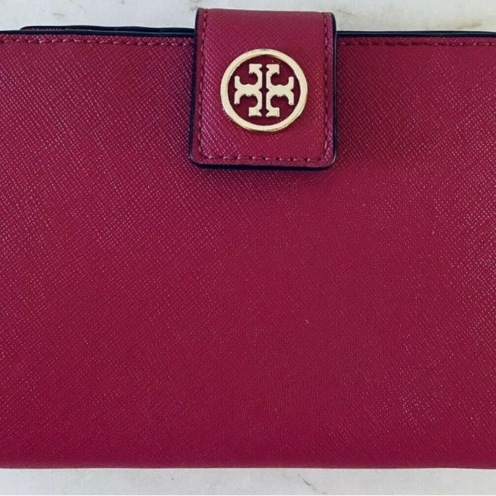 TORY BURCH Solid Magenta Leather Bi-Fold Wallet Gold Logo